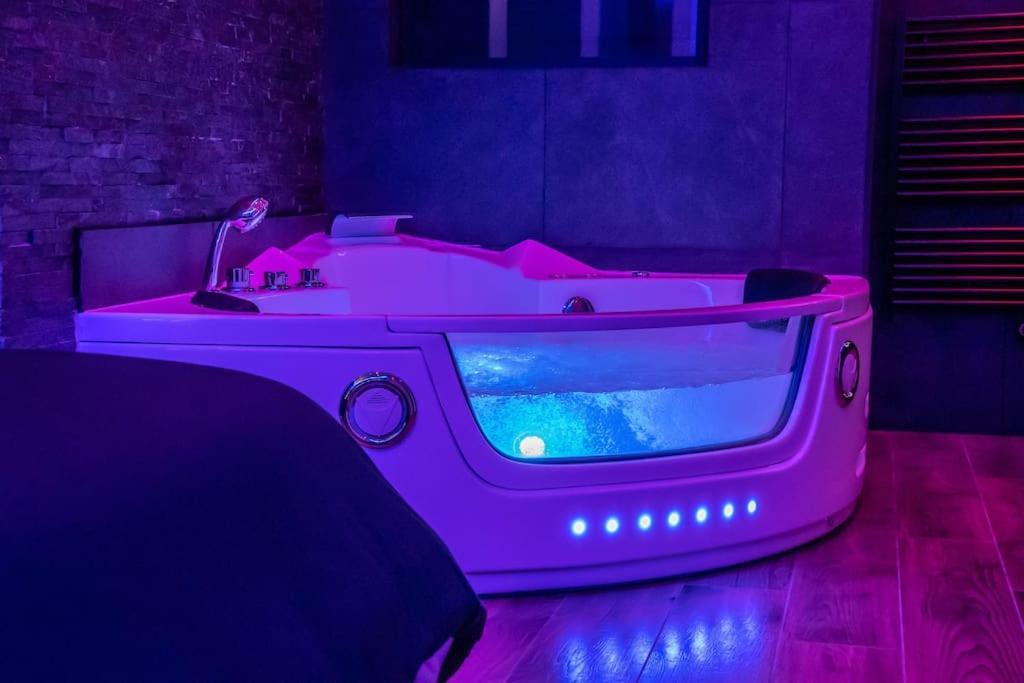 Blue Night - Jacuzzi - Bord De Seine Appartement Corbeil-Essonnes Buitenkant foto